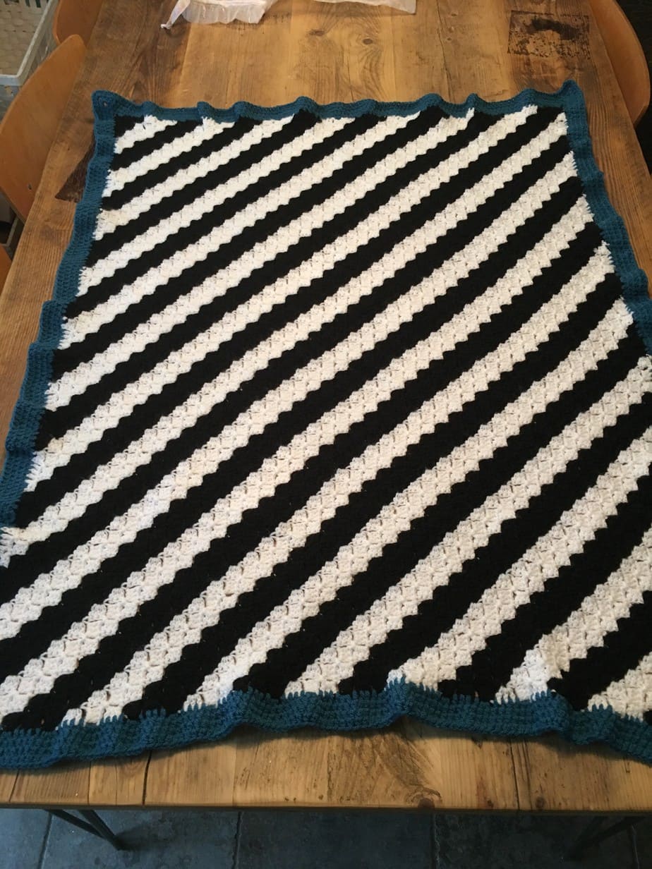 Easy crochet baby blanket - free pattern