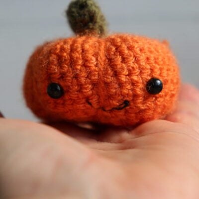 crochet pumkpin free pattern www.offthehookforyou.co.uk