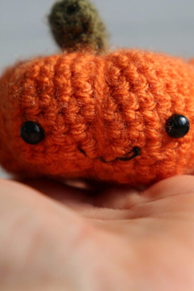 crochet pumkpin free pattern www.offthehookforyou.co.uk
