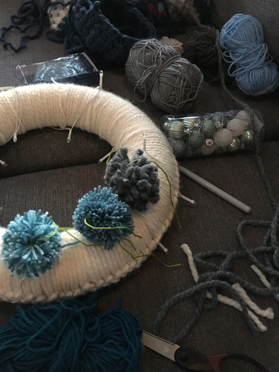 A quick and easy Crochet Christmas wreath - off the hook for you
