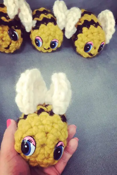 crochet bees - super chunky yarn, free crochet pattern