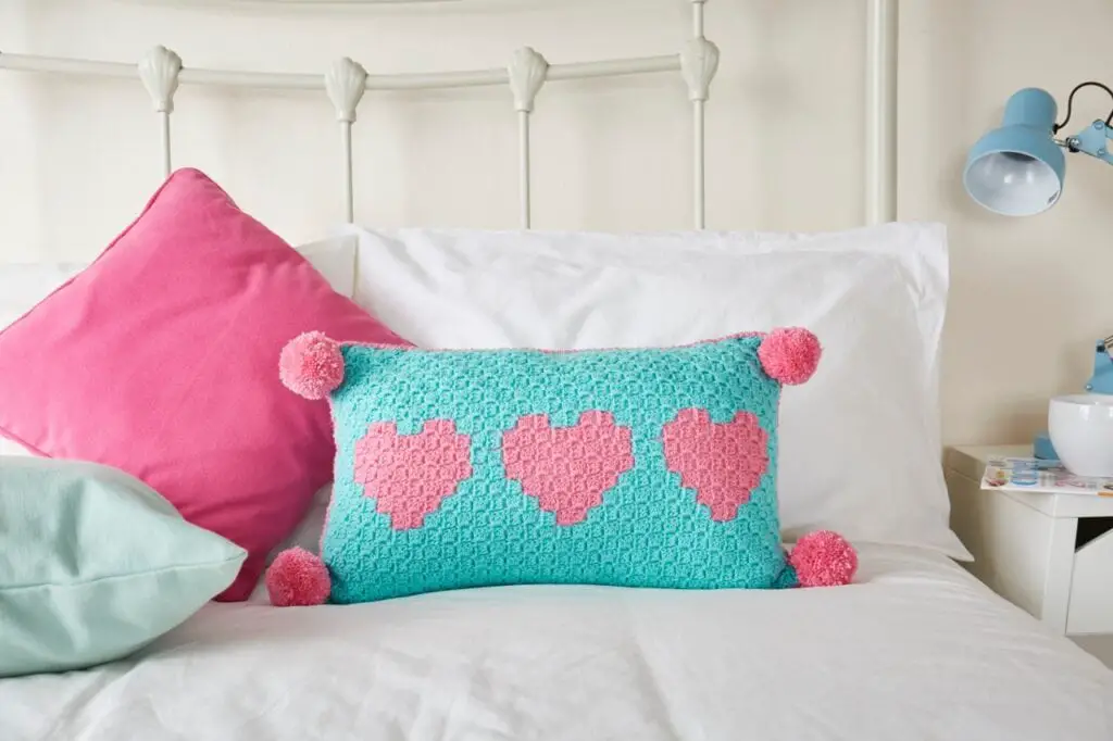 c2c crochet heart pillow