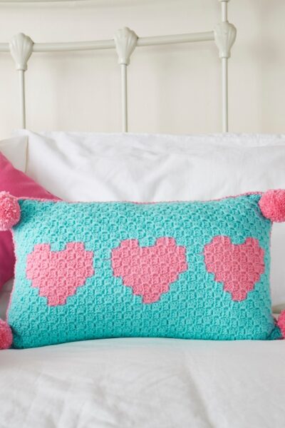 c2c crochet heart pillow