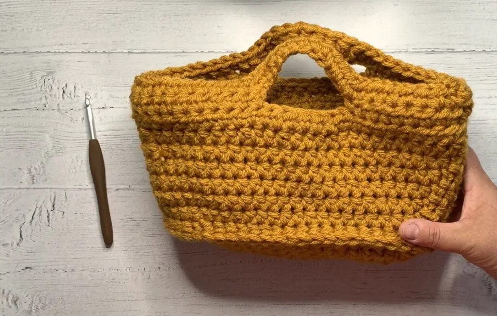 crochet basket, free crochet pattern and video tutorial www.offthehookforyou.co.uk