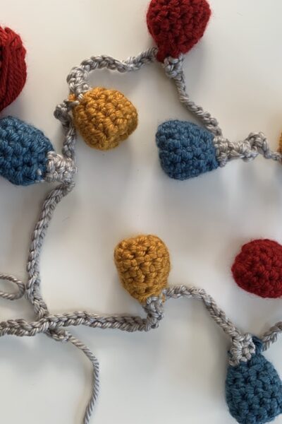 crochet bauble bunting, festive make, free pattern. www.offthehookforyou.co.uk