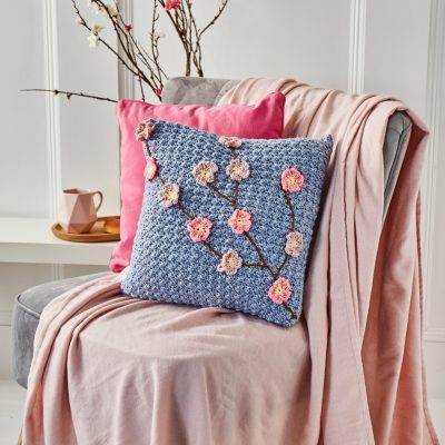 blanket stitch flowery crochet cushion cover