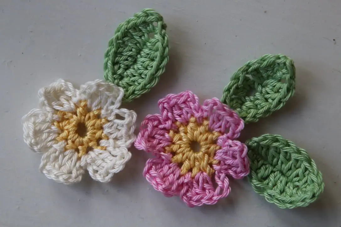 Quick and Easy Crochet Daisy - free pattern - off the hook for you