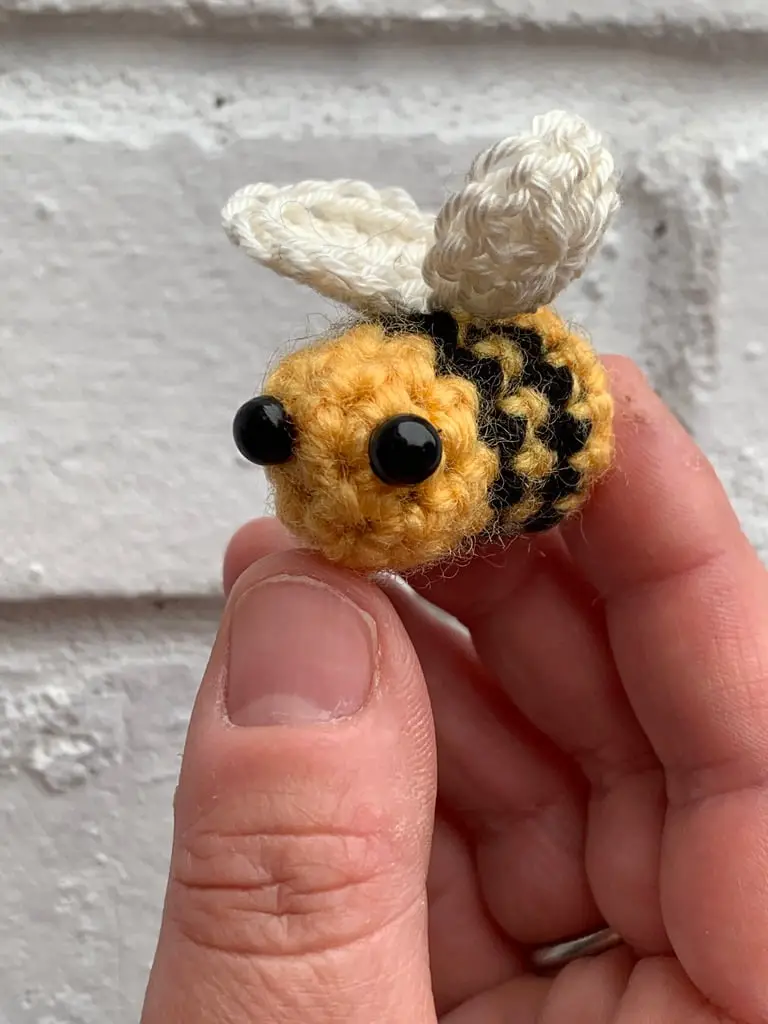 thumb sized crochet bee pattern
