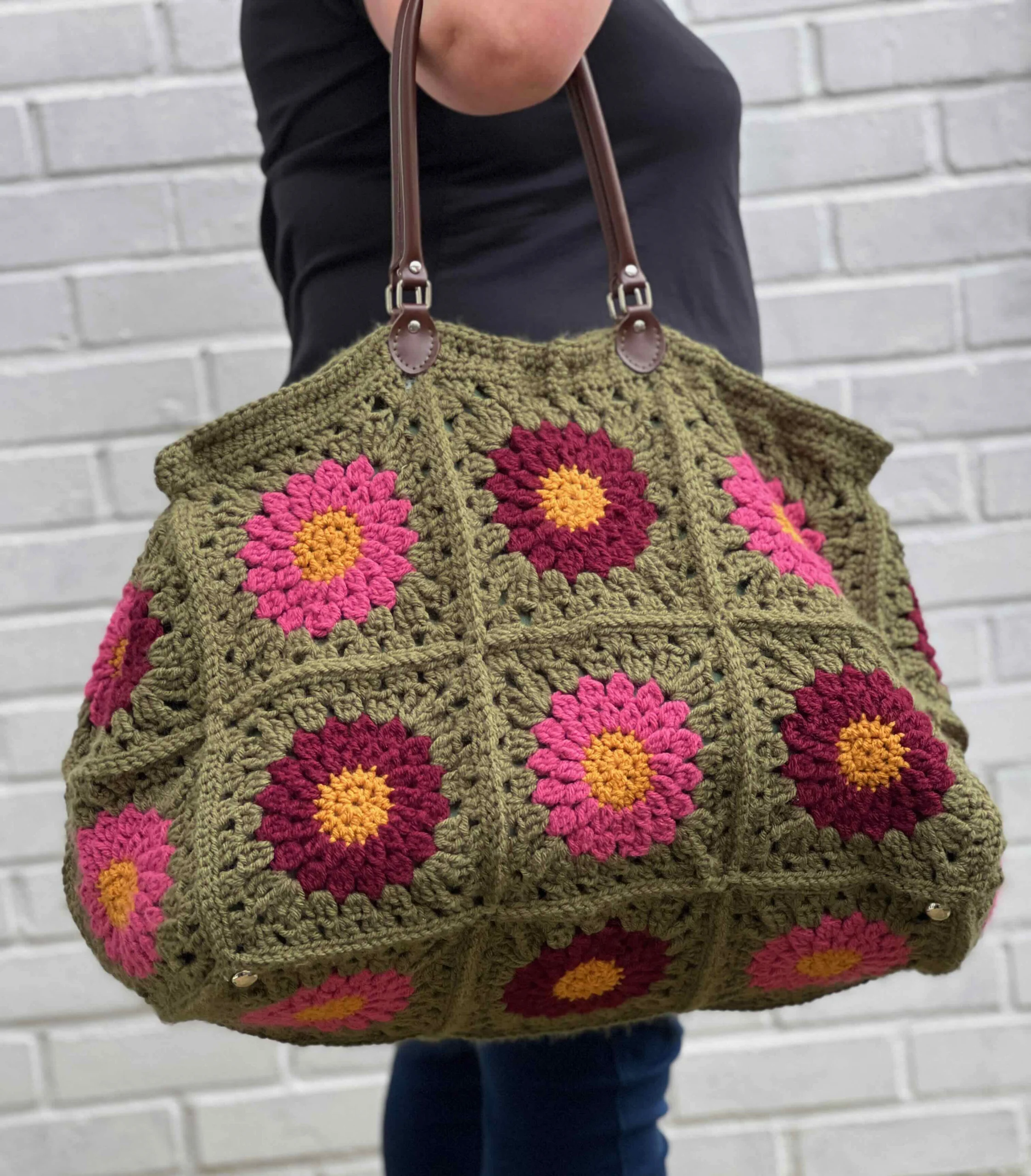 large crochet travel bag- free pattern uk and USa terms
