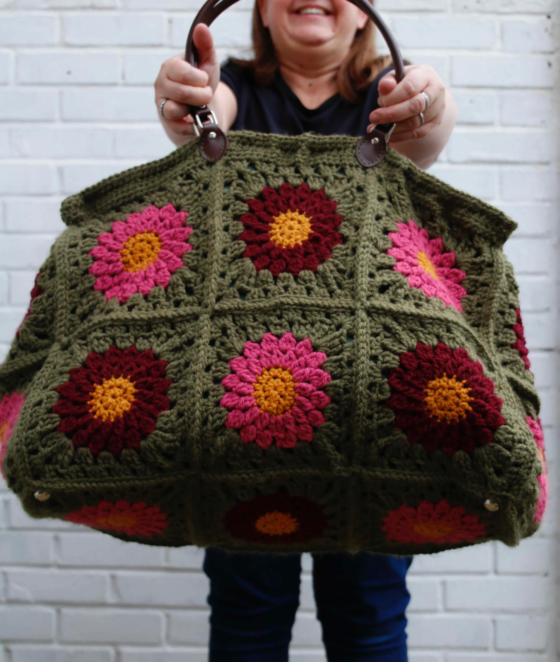 Large crochet bag - perfect for weekend trips away - free pattern